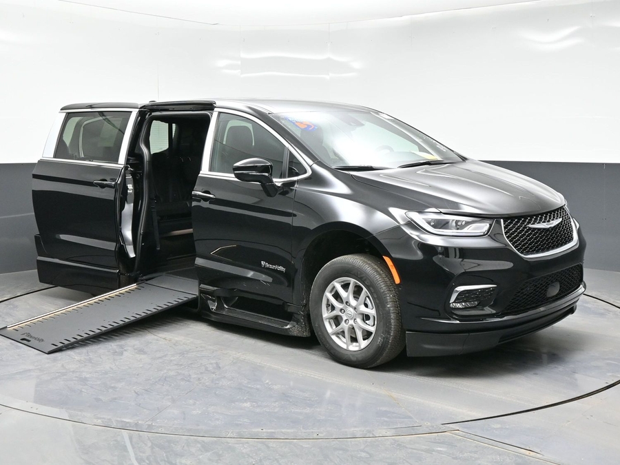 Black Chrysler Pacifica with Side Entry Automatic In Floor ramp