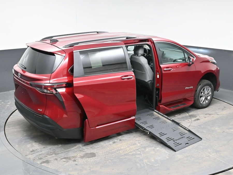 New 2025 Toyota Sienna Hybrid XLE Plus - BraunAbility Side Entry Entry Fold Out Automatic Ramp