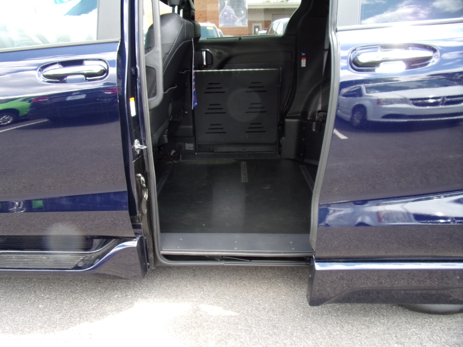 Blue Toyota Sienna image number 16