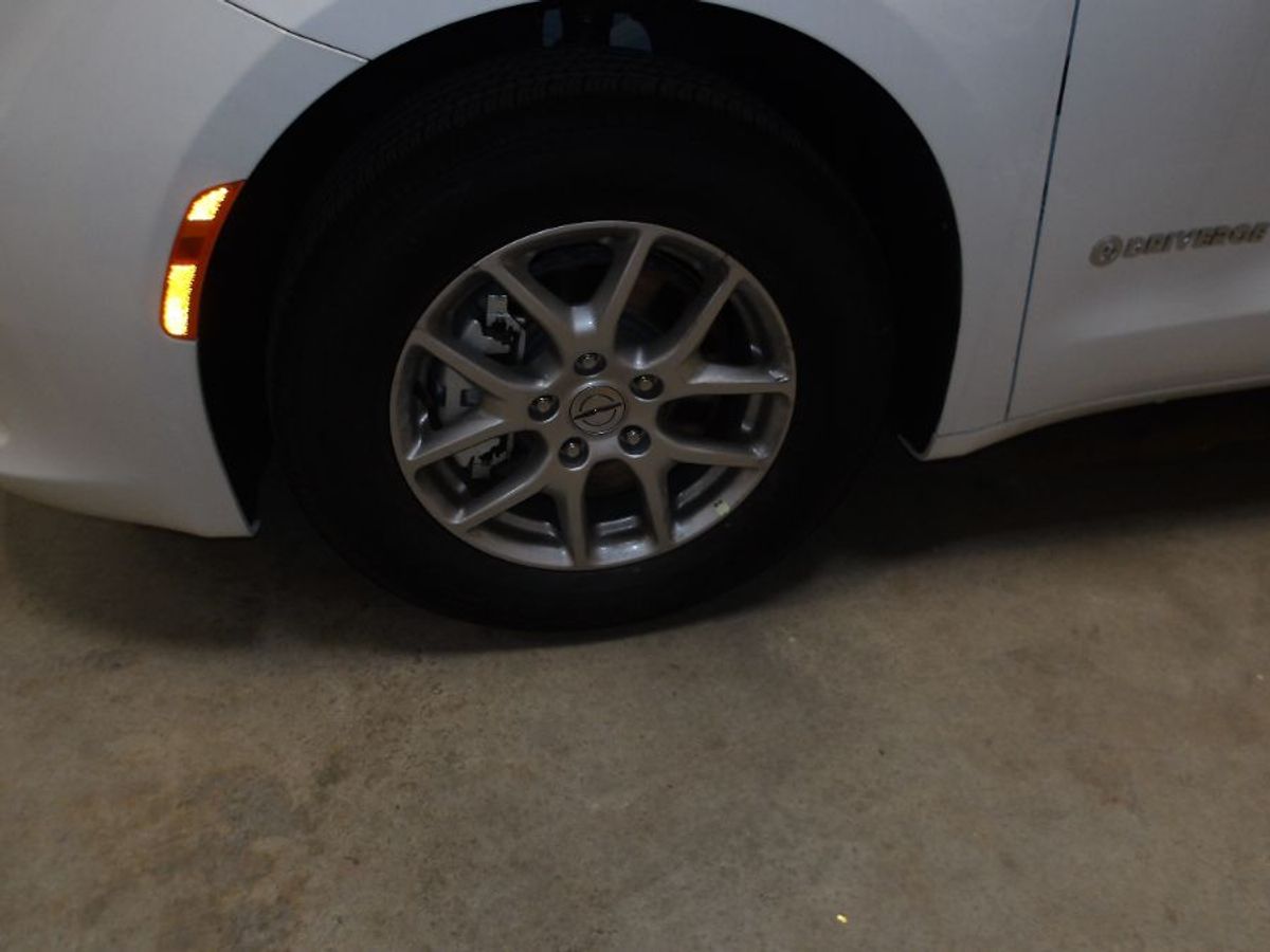 White Chrysler Voyager image number 7