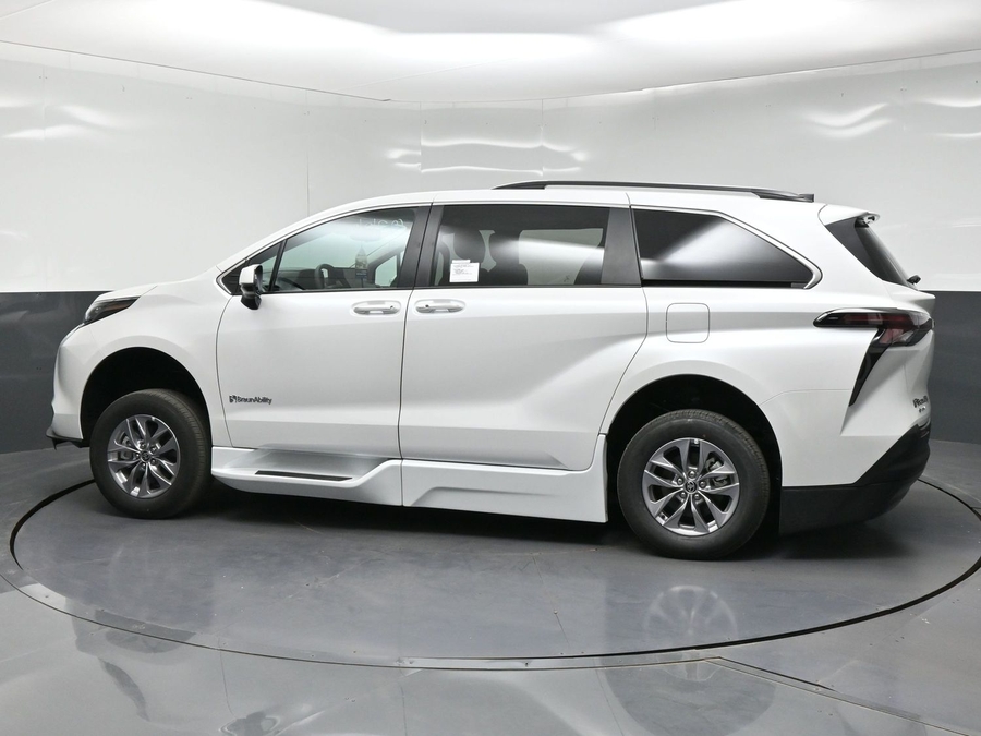 New 2026 Toyota Sienna Hybrid XLE Base - BraunAbility Side Entry Fold Out Automatic Ramp