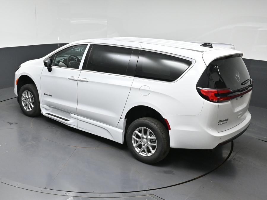 New 2027 Chrysler Pacifica Select Safety - BraunAbility Side Entry Fold Out Automatic Ramp