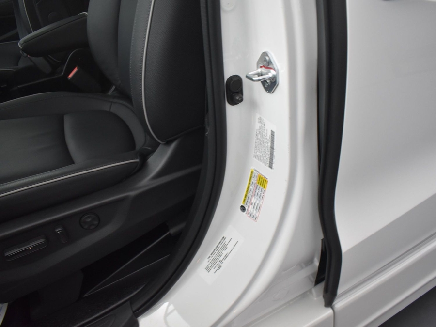 White Honda Odyssey image number 16