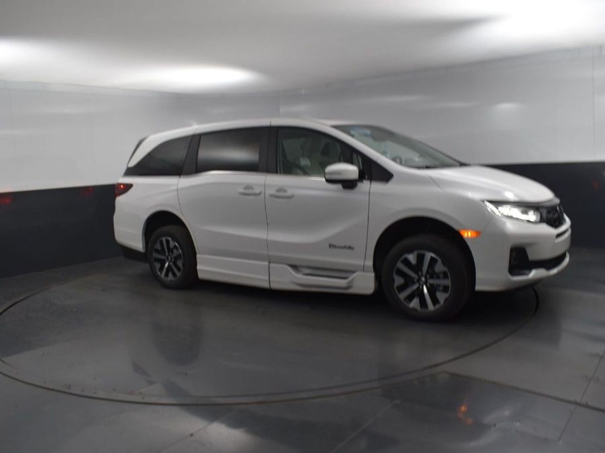 White Honda Odyssey image number 16