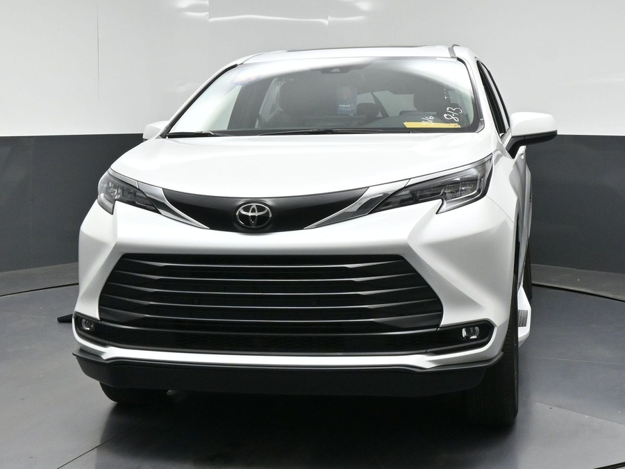 White Toyota Sienna image number 1