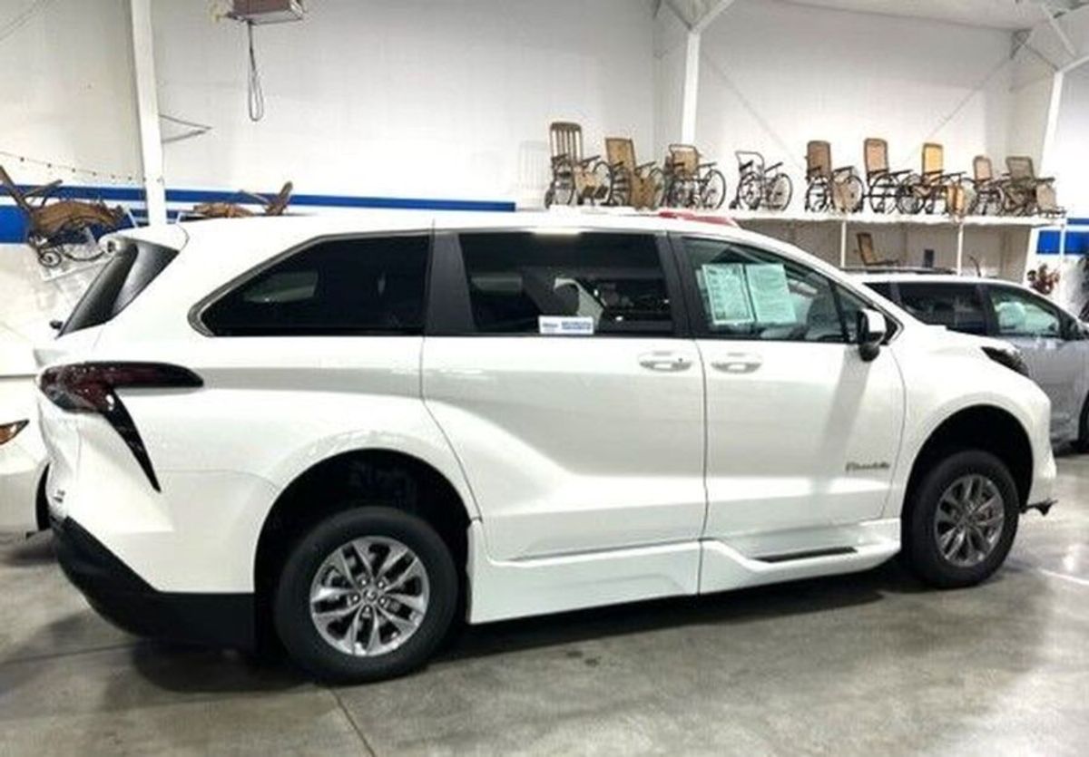 White Toyota Sienna image number 2