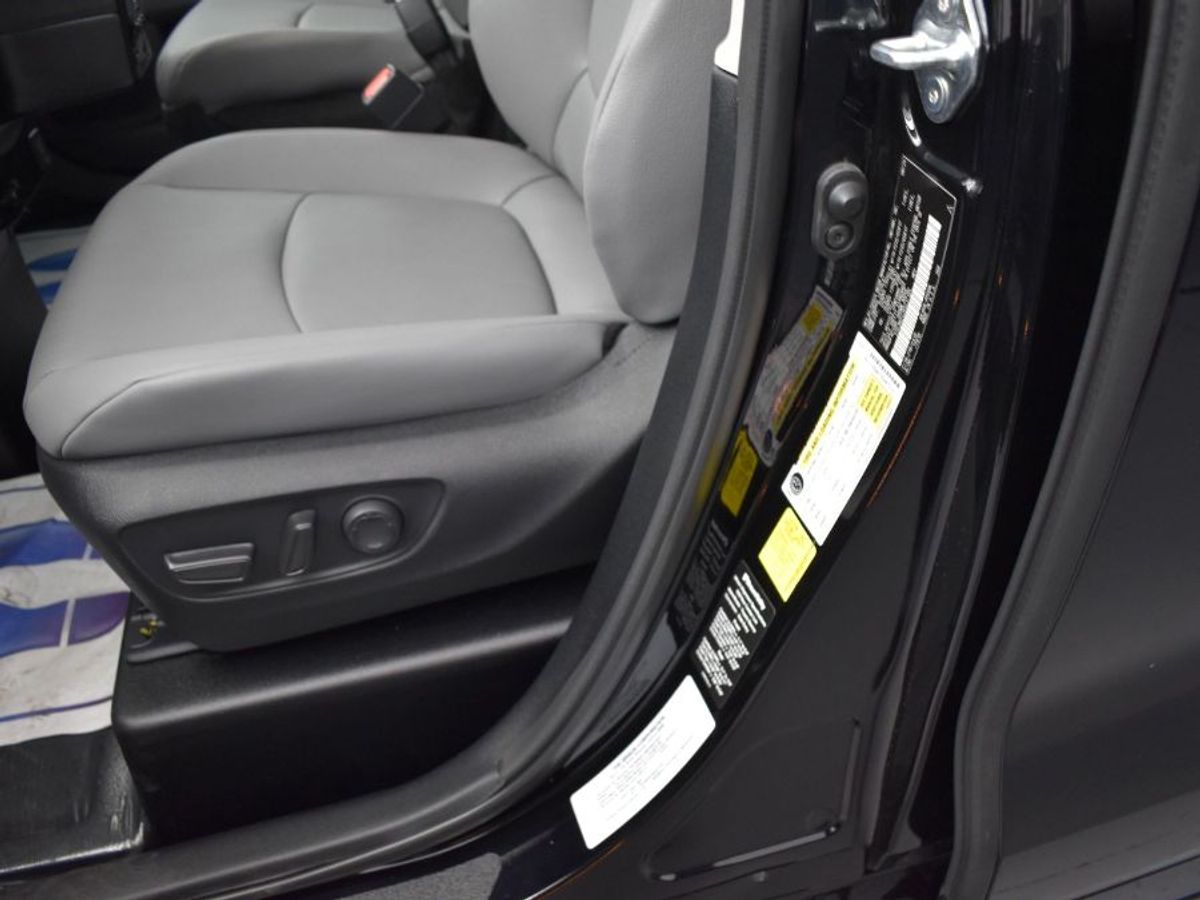 Imagen de la Toyota Sienna negra número 7
