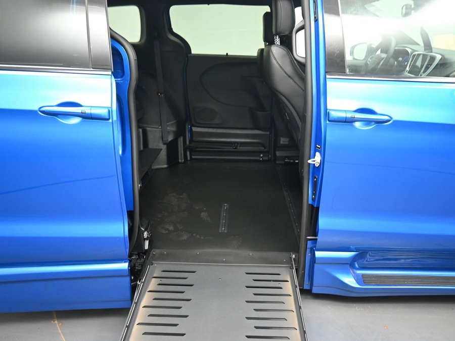 New 2027 Chrysler Pacifica Select Sport - BraunAbility Side Entry Fold Out Automatic Ramp