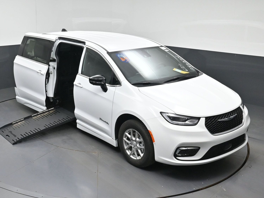 White Chrysler Pacifica image number 10