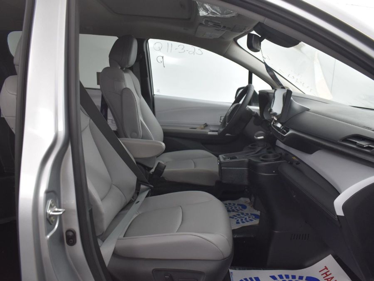 2025 TOYOTA SIENNA - Image 9