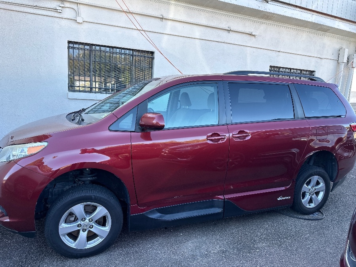 2017 TOYOTA SIENNA - Image 2