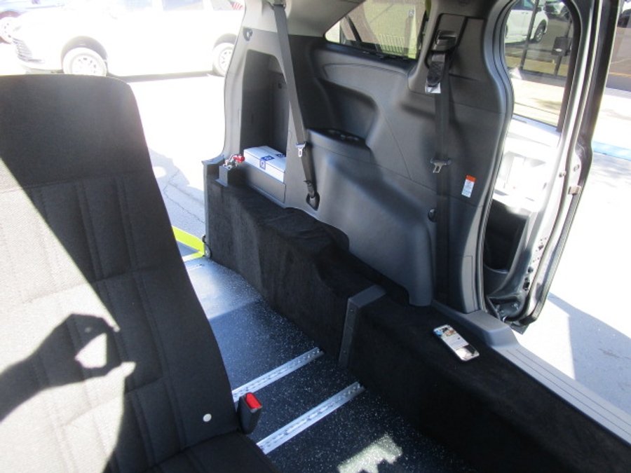 New 2026 Toyota Sienna Hybrid LE - Vantage Mobility Commercial Rear Entry Entry Fold Out Manual Ramp