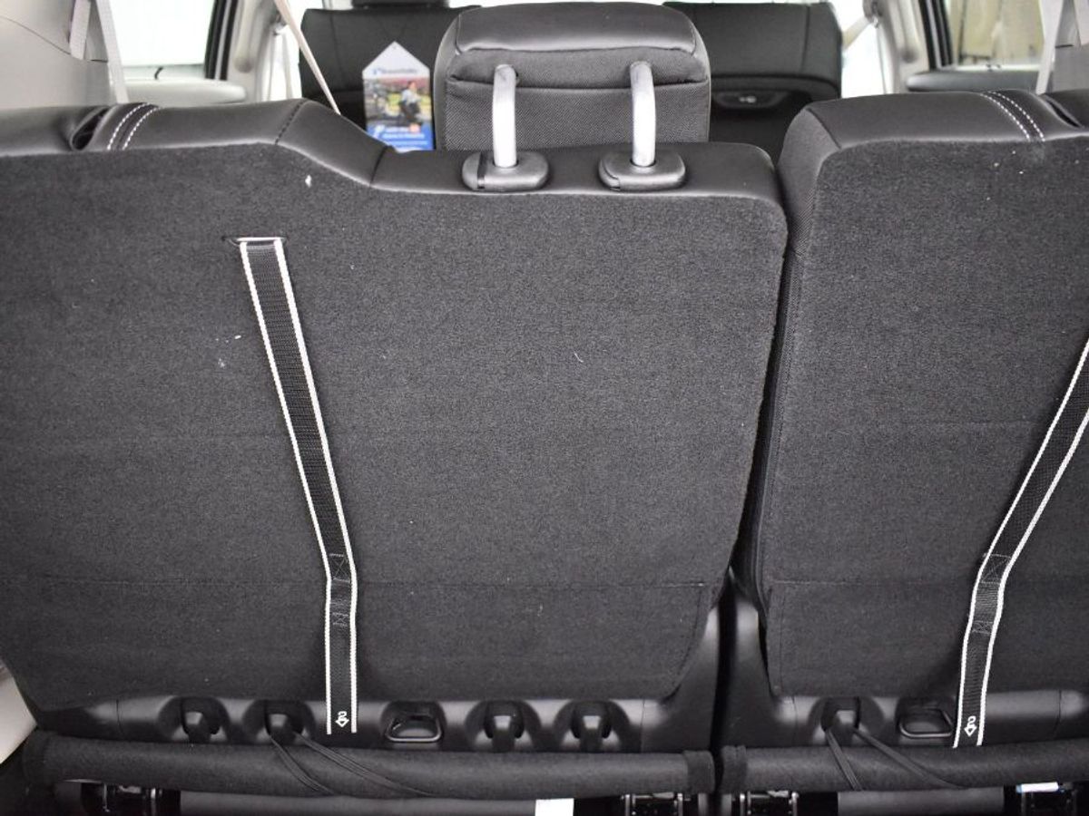 Silver Chrysler Pacifica image number 7