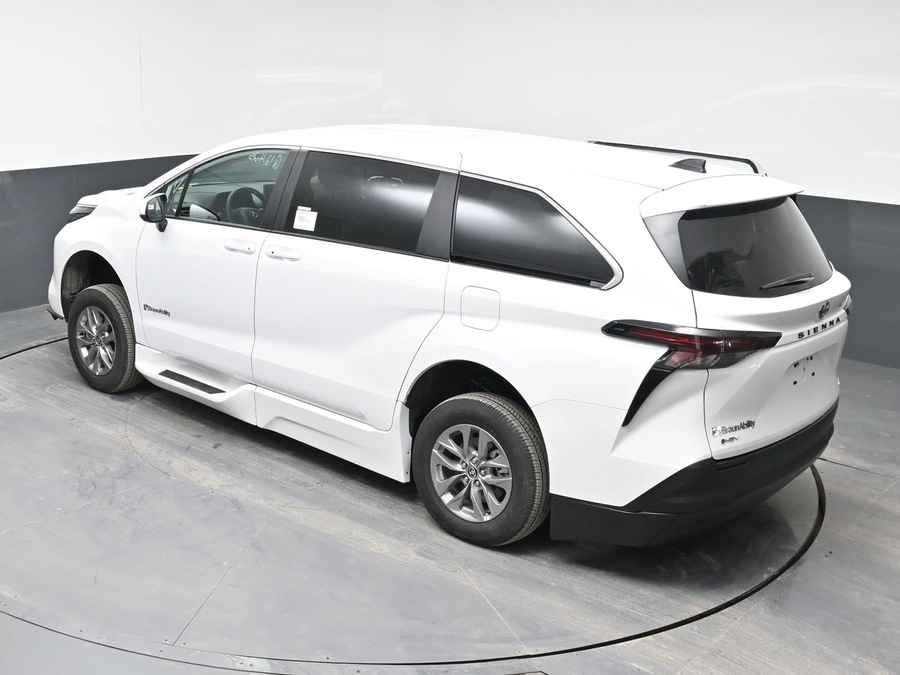 New 2025 Toyota Sienna Hybrid LE - BraunAbility Side Entry Entry Fold Out Automatic Ramp