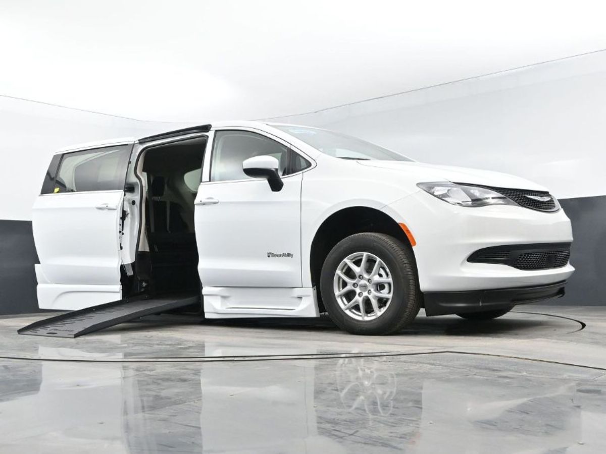White Chrysler Voyager image number 16