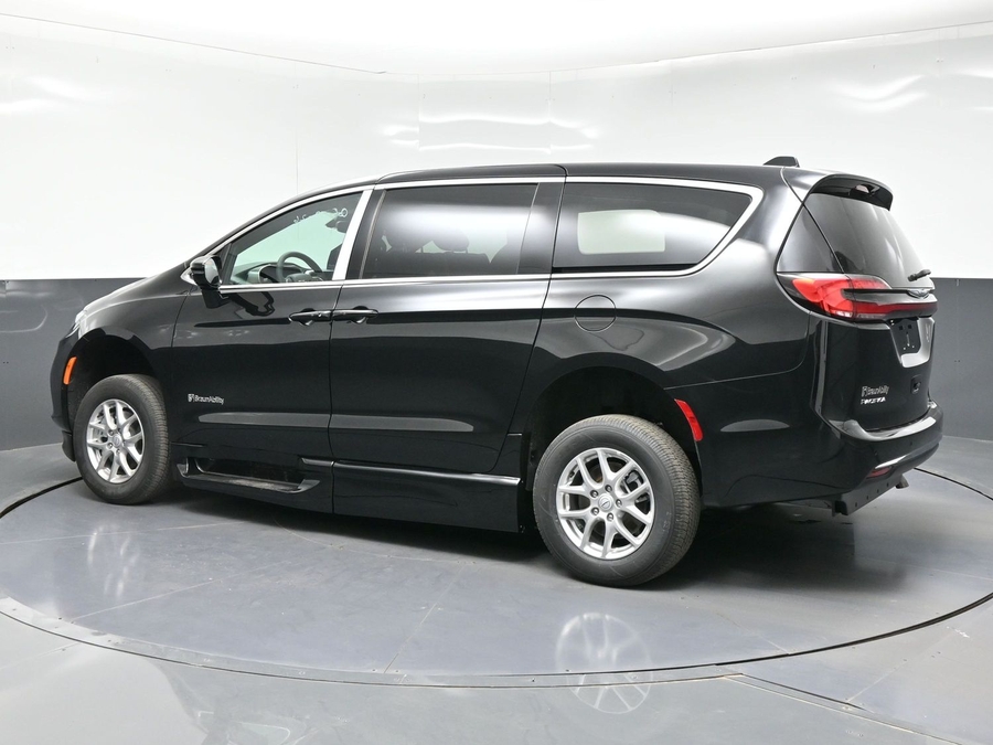 Black Chrysler Pacifica image number 3