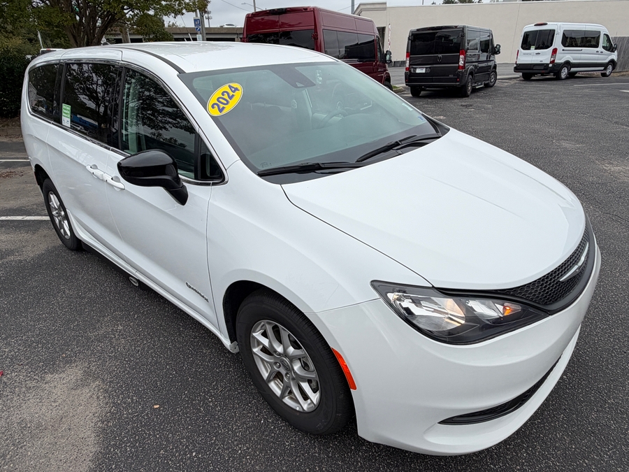 White Chrysler Voyager image number 38