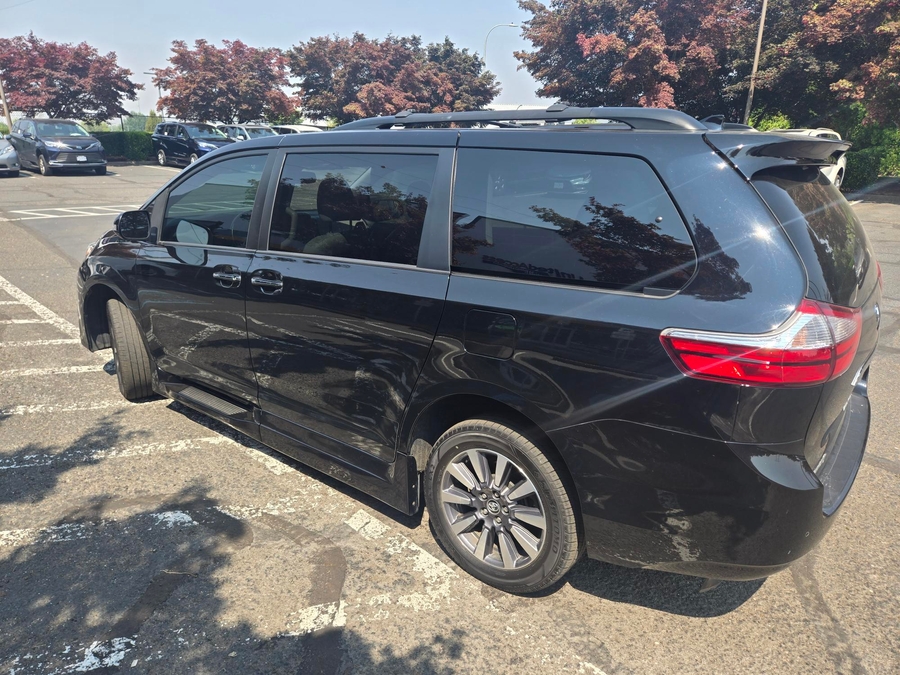 Used 2018 Toyota Sienna Limited Premium - BraunAbility Side Entry In Floor Automatic Ramp