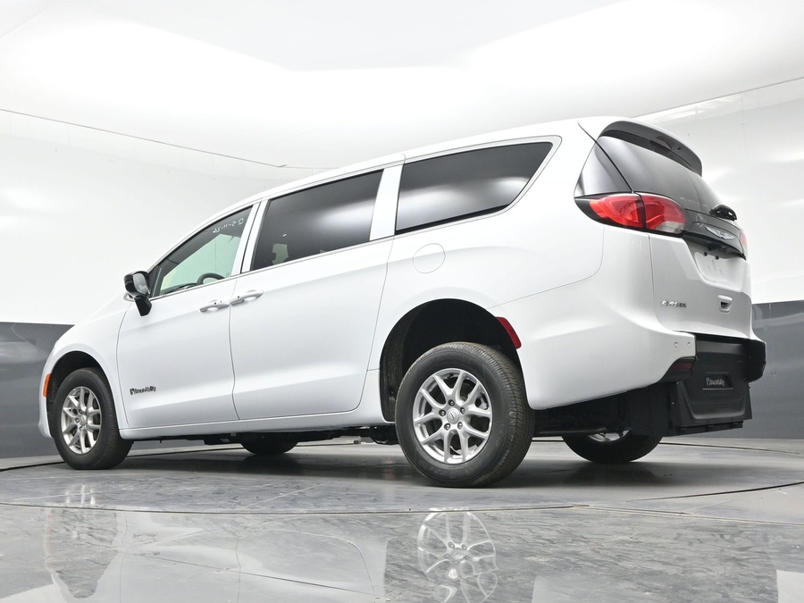 White Chrysler Voyager image number 17