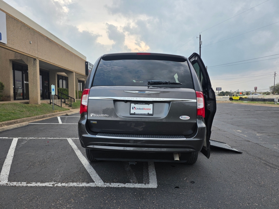Used 2016 Chrysler Town and Country Touring-L - BraunAbility Side Entry Entry In Floor Automatic Ramp