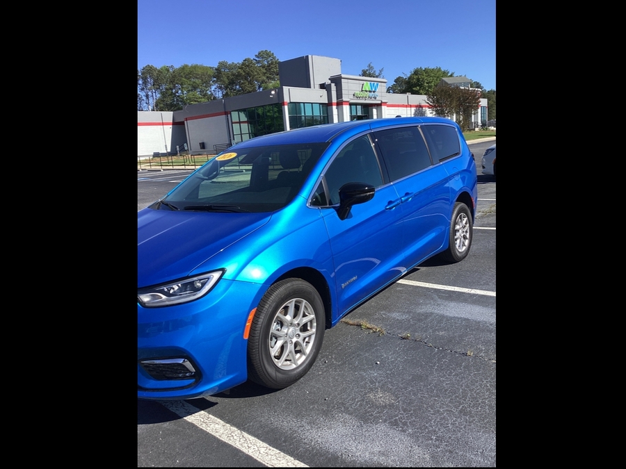 Blue Chrysler Pacifica image number 10