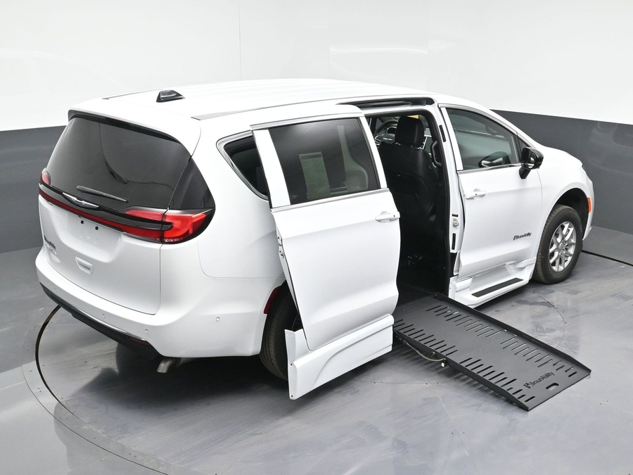 White Chrysler Pacifica image number 25