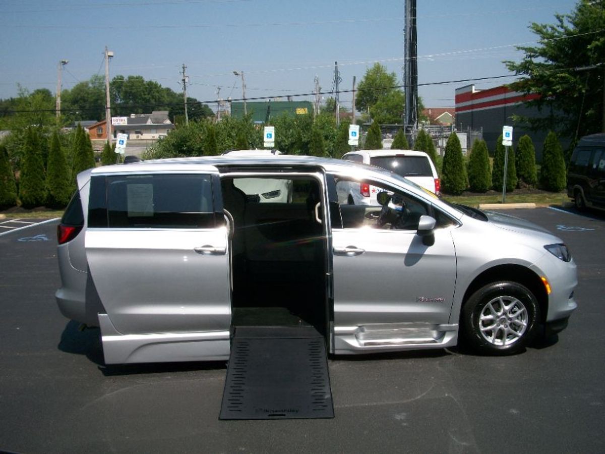 2023 CHRYSLER VOYAGER - Image 2