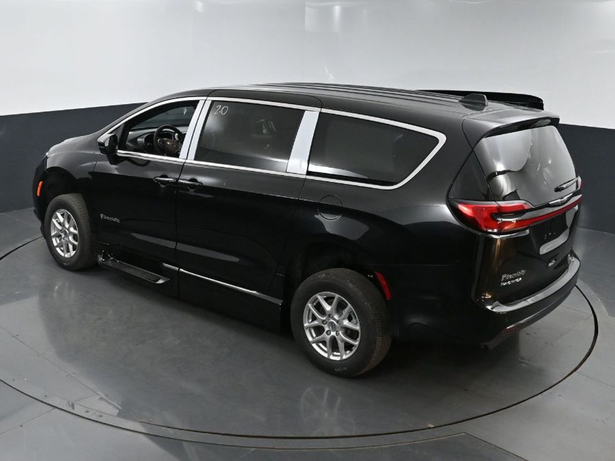 Black Chrysler Pacifica image number 24