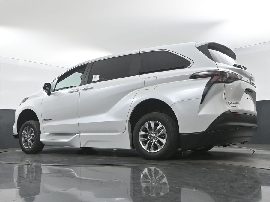 New 2025 Toyota Sienna Hybrid XLE Base - BraunAbility Side Entry Entry Fold Out Automatic Ramp