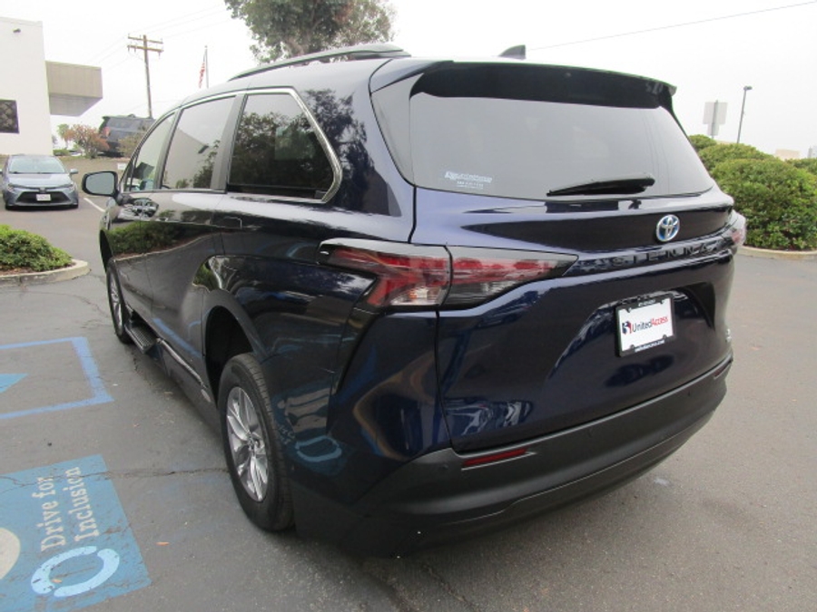 Used 2023 Toyota Sienna Hybrid XLE - BraunAbility Side Entry Entry Fold Out Automatic Ramp