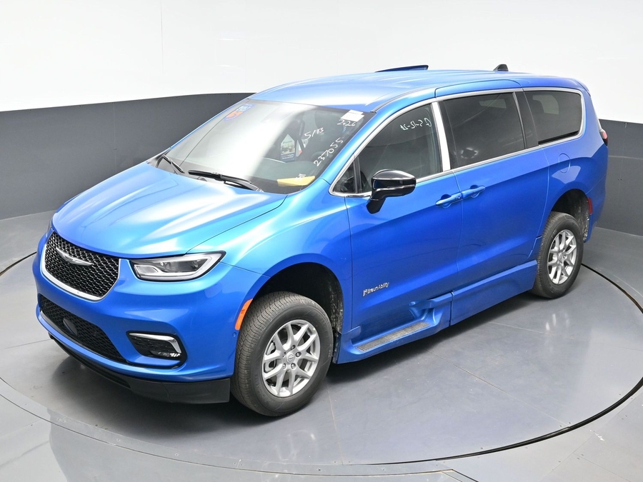 Blue Chrysler Pacifica image number 20