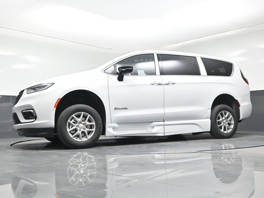 White Chrysler Pacifica image number 21