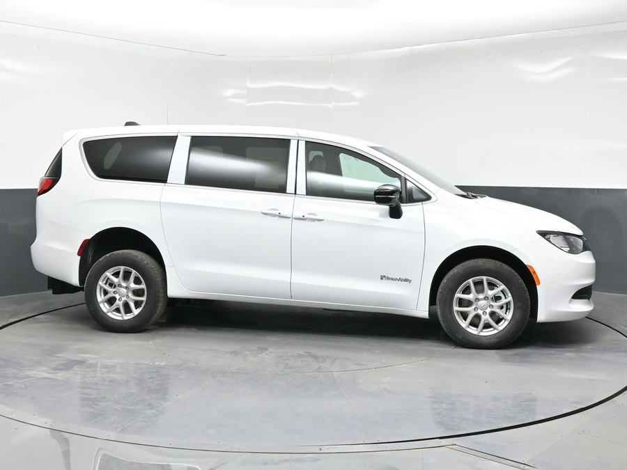 White Chrysler Voyager image number 5