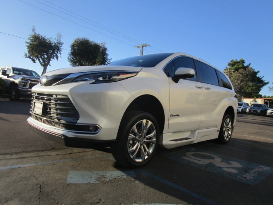 Used 2024 Toyota Sienna Hybrid Platinum - BraunAbility Side Entry Entry Fold Out Automatic Ramp