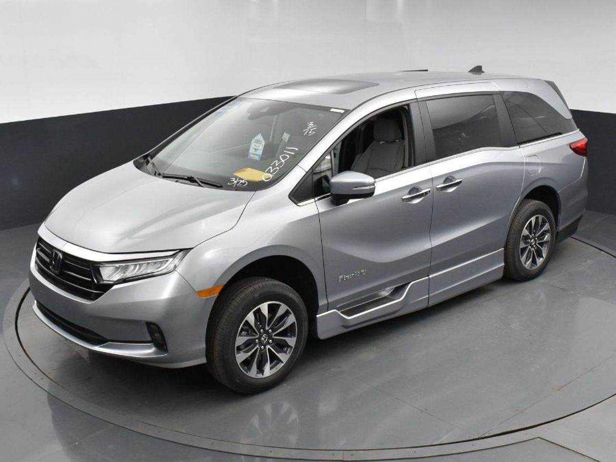 Silver Honda Odyssey image number 14