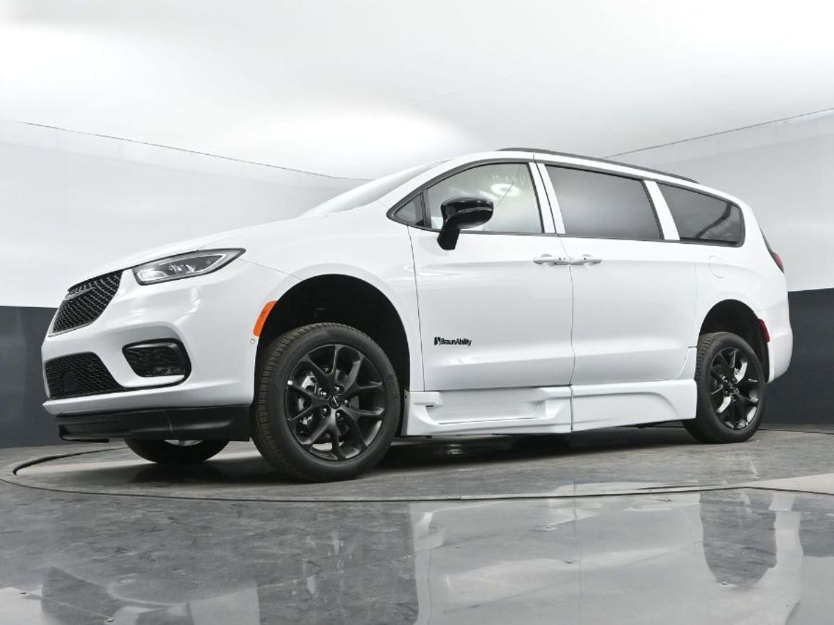White Chrysler Pacifica image number 11