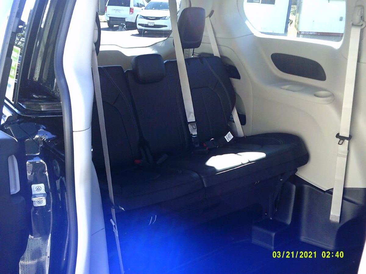 Black Chrysler Pacifica image number 16