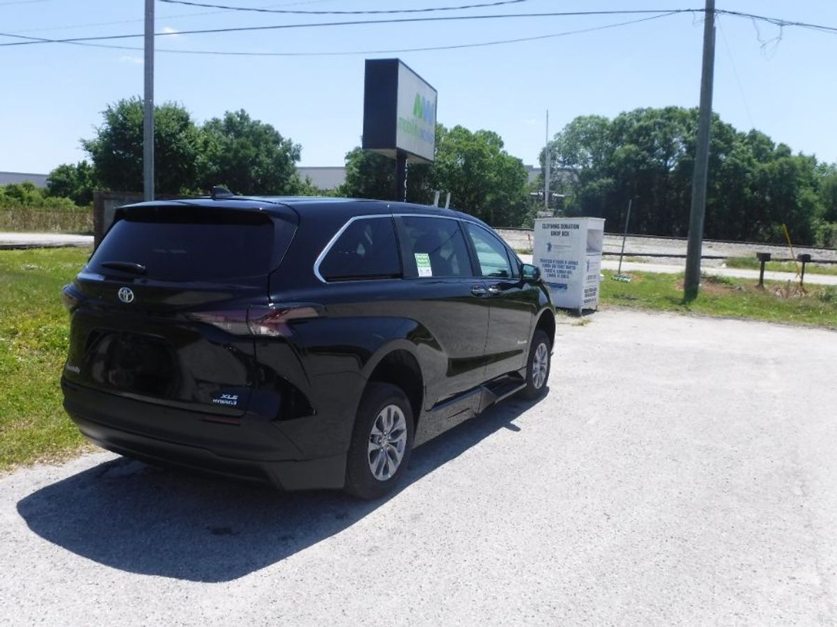 Black Toyota Sienna image number 7