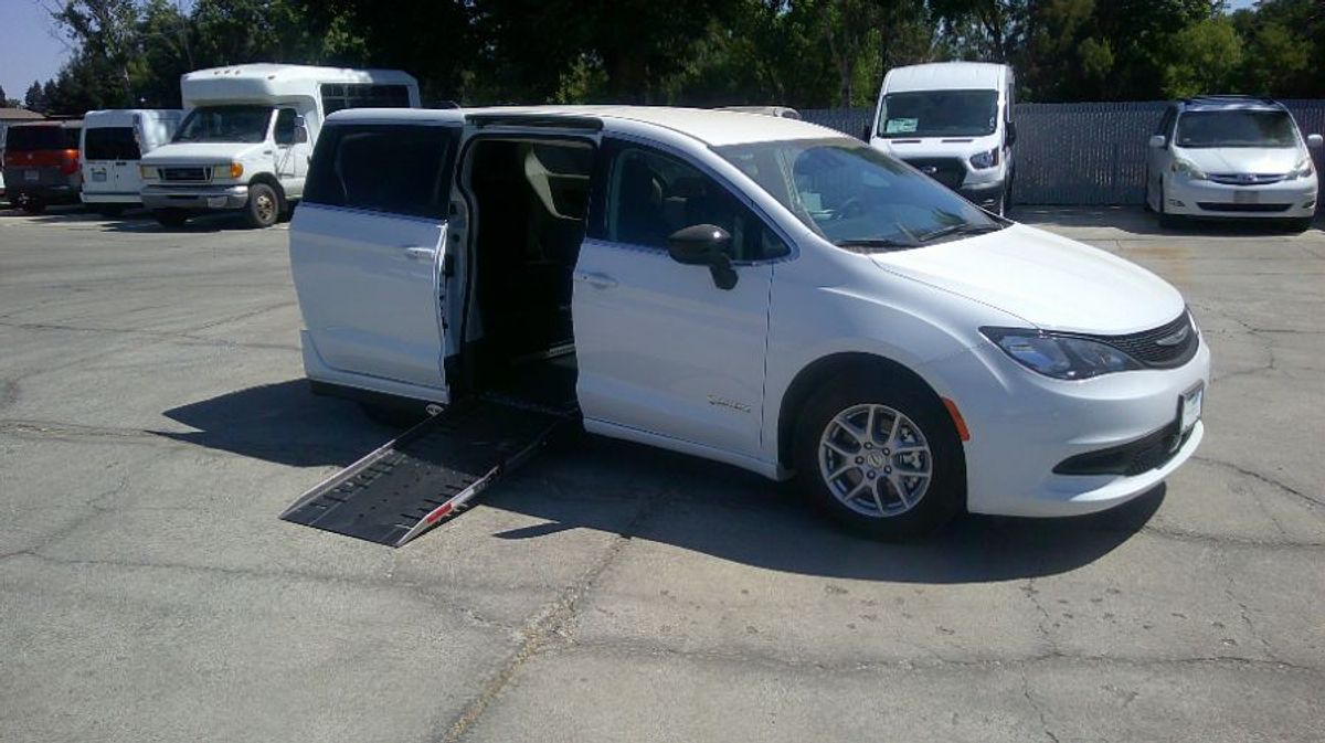 2024 CHRYSLER VOYAGER - Image 10