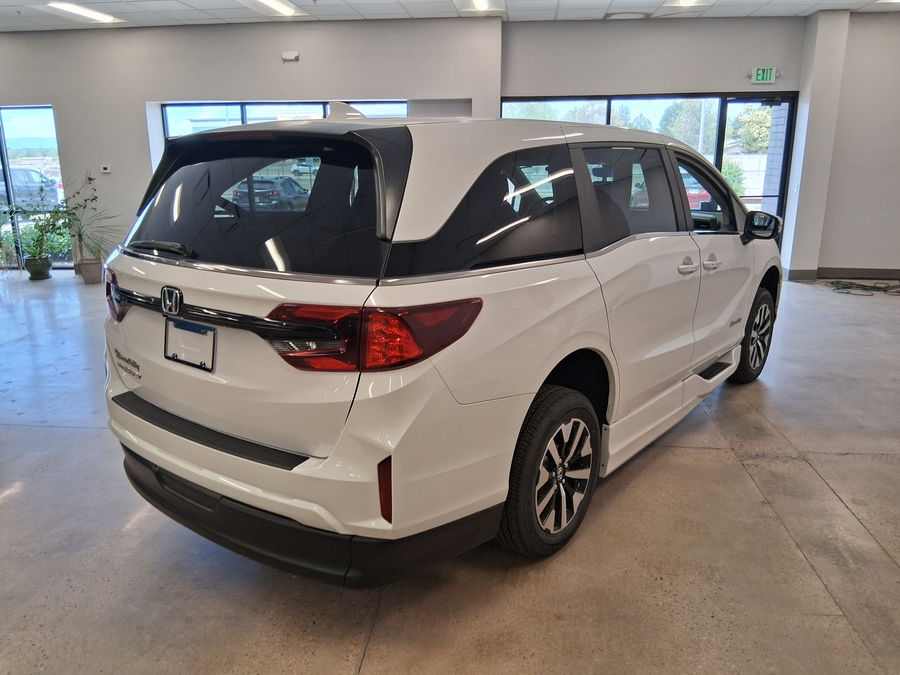White Honda Odyssey image number 5