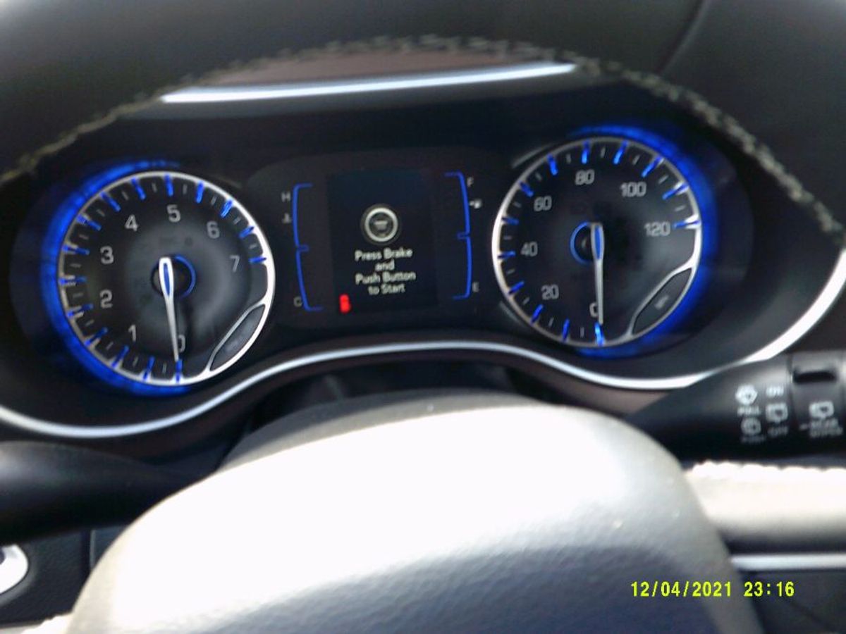 White Chrysler Voyager image number 9