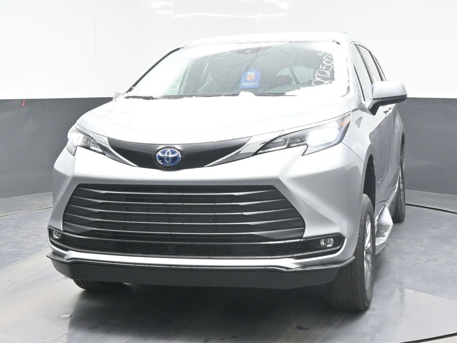 New 2025 Toyota Sienna Hybrid XLE Plus - BraunAbility Side Entry Entry Fold Out Automatic Ramp