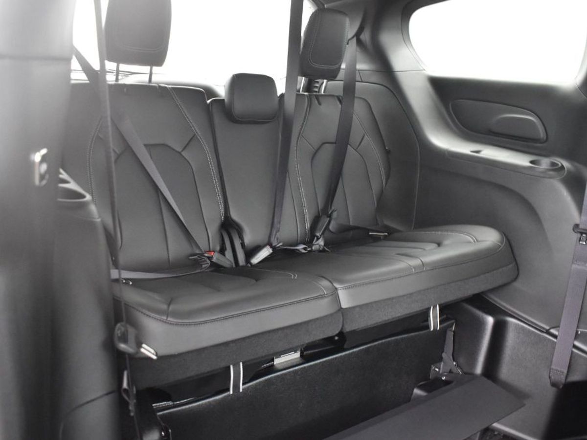 Black Chrysler Pacifica image number 9