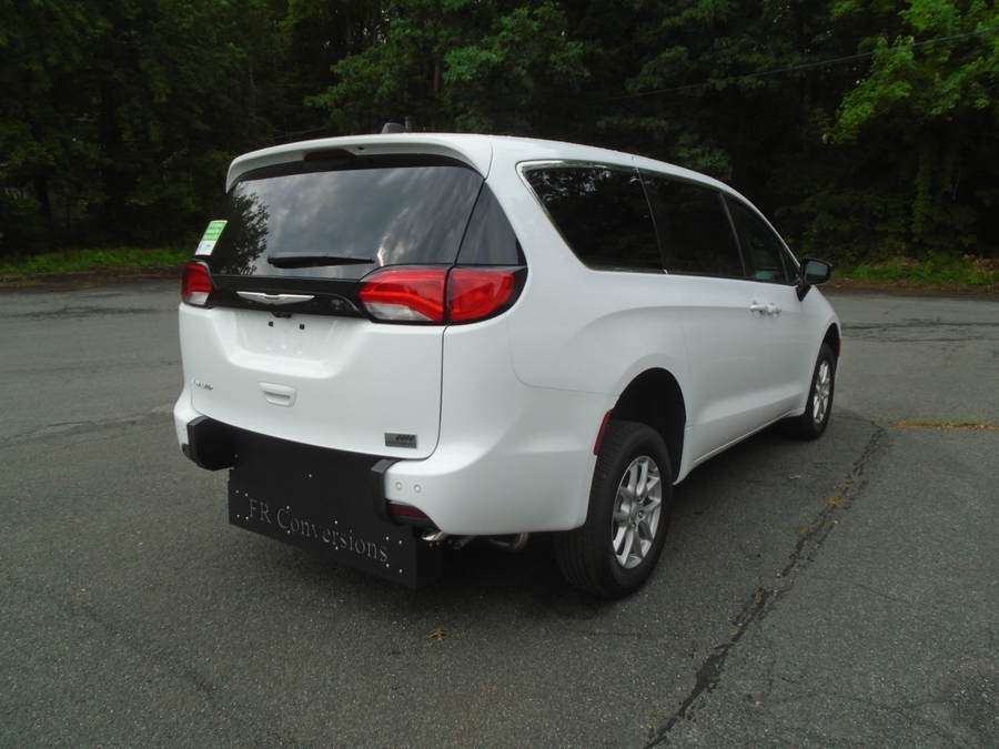 White Chrysler Voyager image number 9