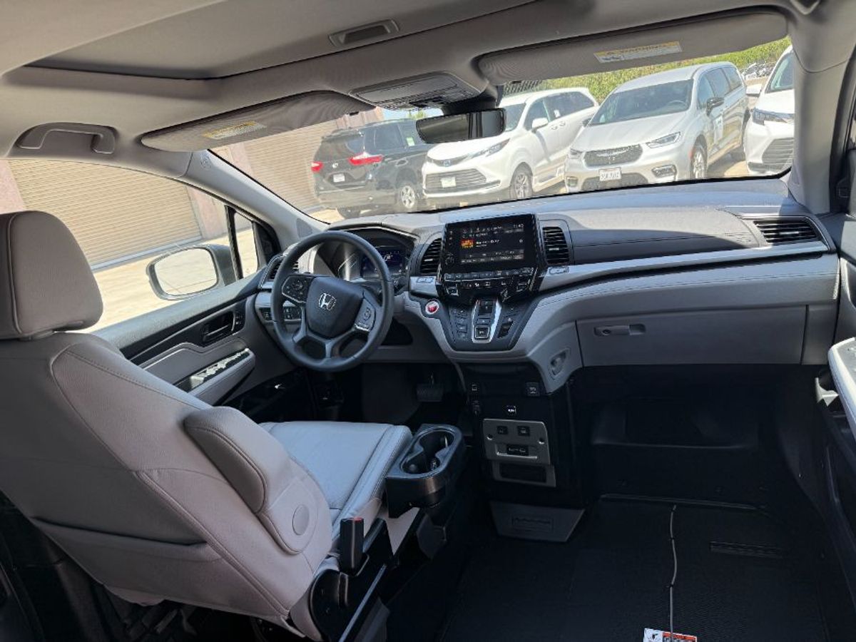 Grey Honda Odyssey image number 11