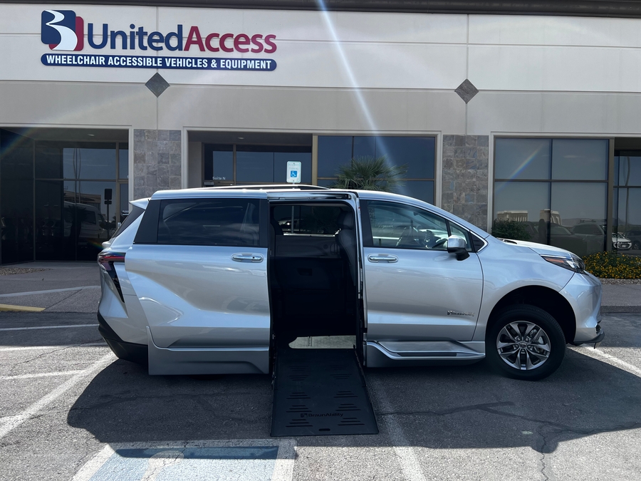 Used 2024 Toyota Sienna XLE - BraunAbility Side Entry Entry Fold Out Automatic Ramp