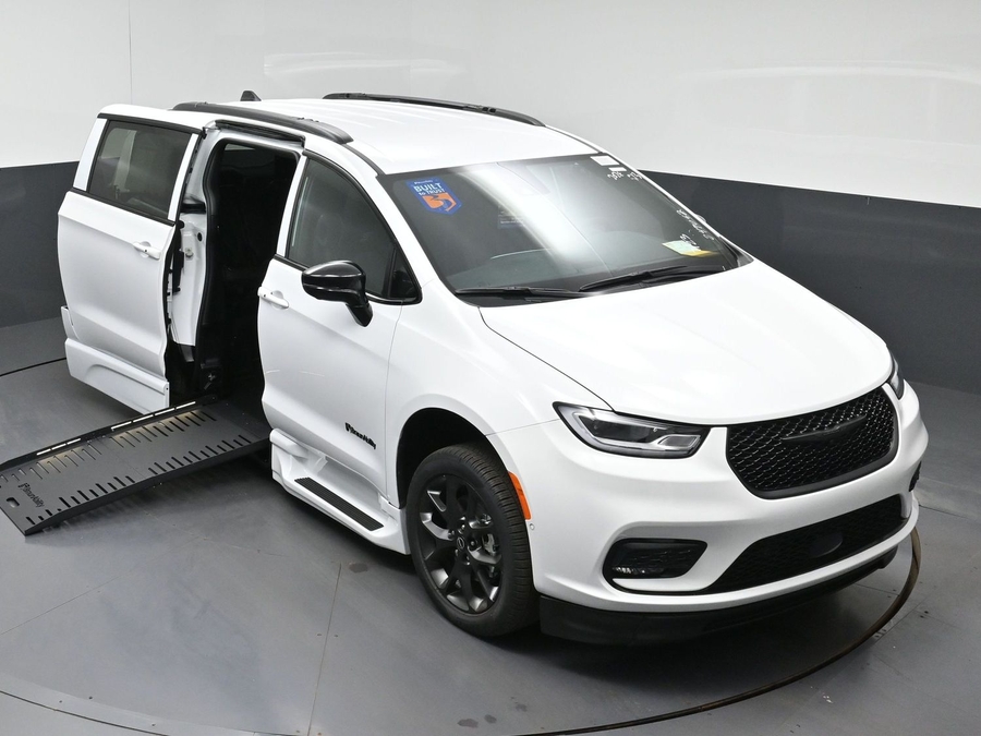 White Chrysler Voyager image number 25