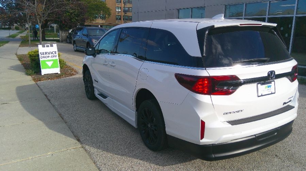 White Honda Odyssey image number 4