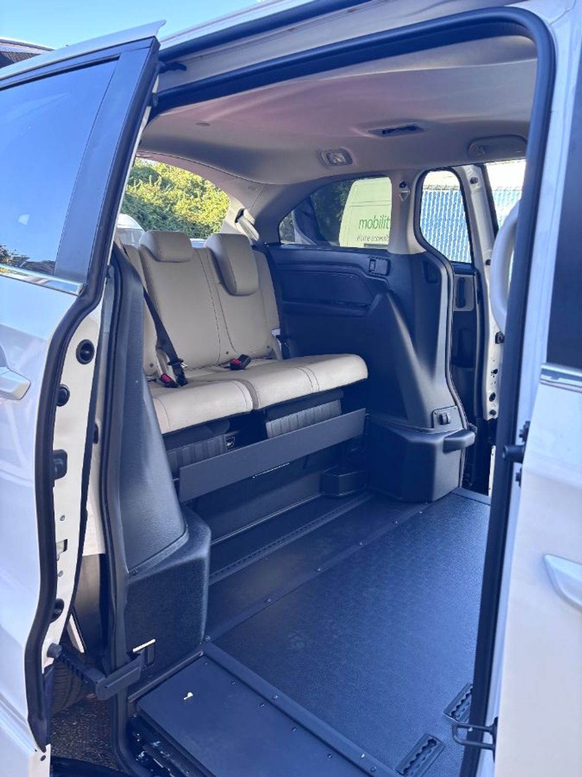 White Honda Odyssey image number 3