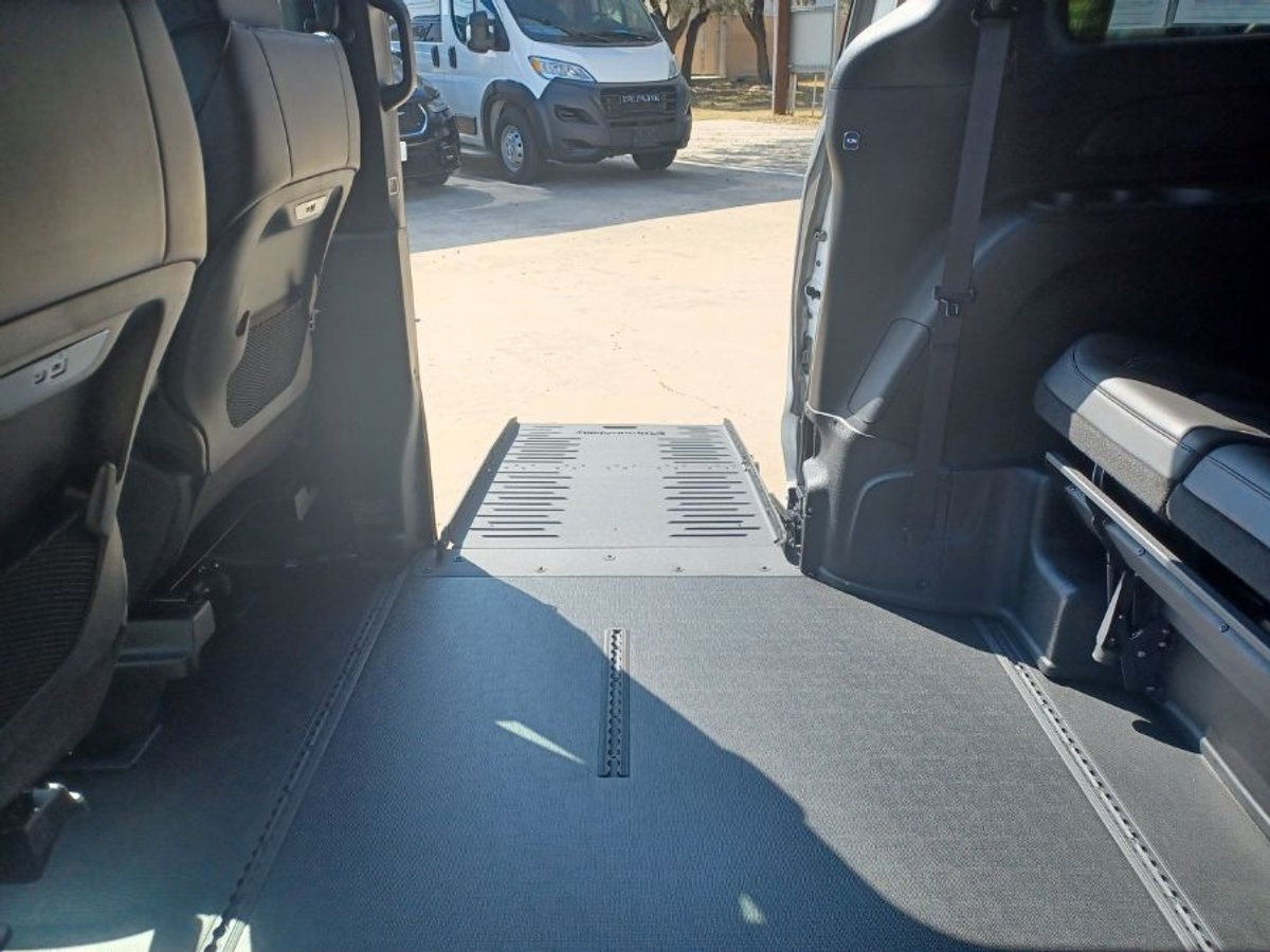 White Chrysler Pacifica image number 3